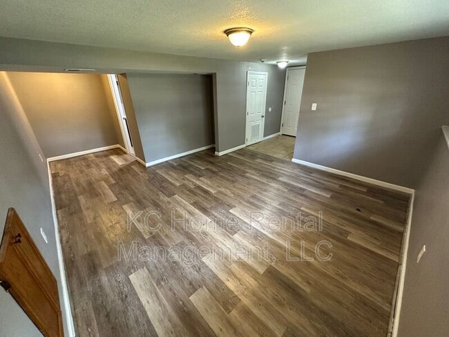 Building Photo - 424 NE Lakeview Dr