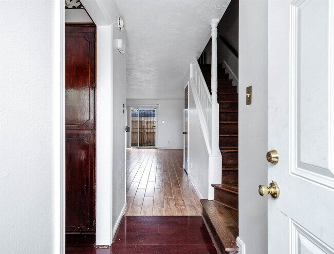 Building Photo - 1609 Mapleton Dr