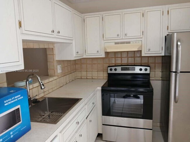 Building Photo - 5181 W Oakland Park Blvd