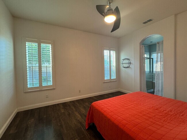 Building Photo - CLEAN AND SPACIOUS ONE STORY, 3 BED, 2 BATH, 2 CAR GARAGE IN WEST SACRAMENTO