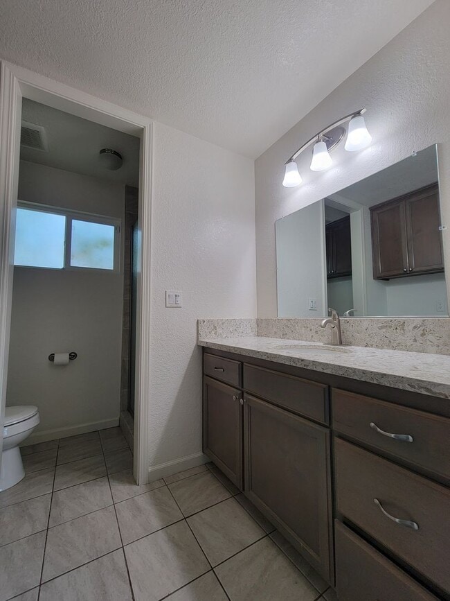 Building Photo - Beautiful 3 Bedroom 2 Bathroom Home in SW Visalia!