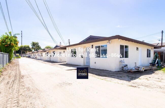 Building Photo - House - 2 Bedrooms + 1 Office / 1 Bathroom - Paramount