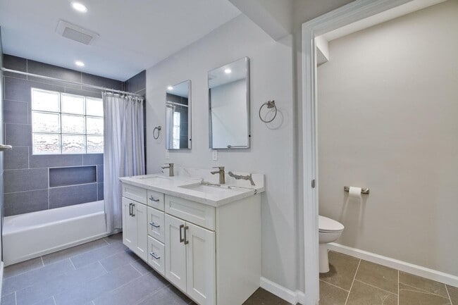 Building Photo - Beautiful 4 bedroom, 3 bath in desirable C...