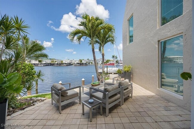 Building Photo - 800 River Point Dr