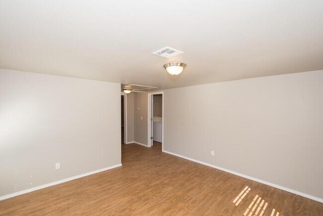 Building Photo - Spacious 1/1 Retreat – Steps from TU & Tulsa’s Hot Spots