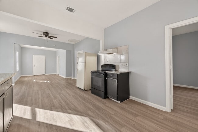 Building Photo - 8211 Parnell St