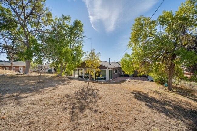 Building Photo - Room in a large shared home, great neighborhood, friendly roommates!