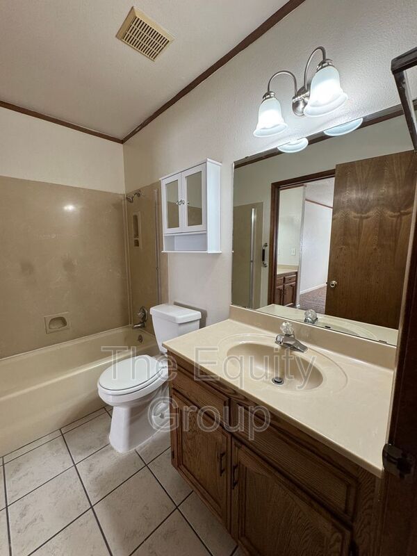 Building Photo - 736 S Linwood St
