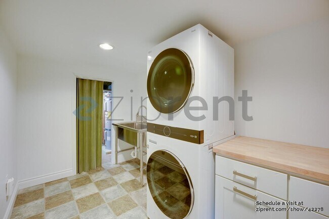 Building Photo - 4522 NE 54th St