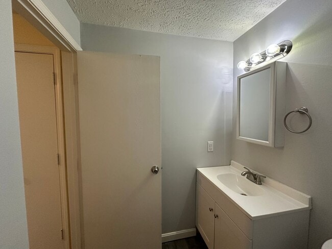 Building Photo - Spacious 2 Bedroom, 1 Bathroom On The West...