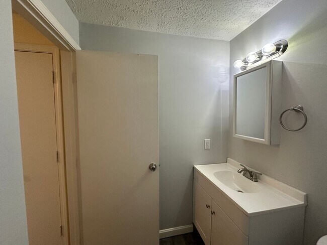 Building Photo - Spacious 2 Bedroom Condo on Manchester's W...