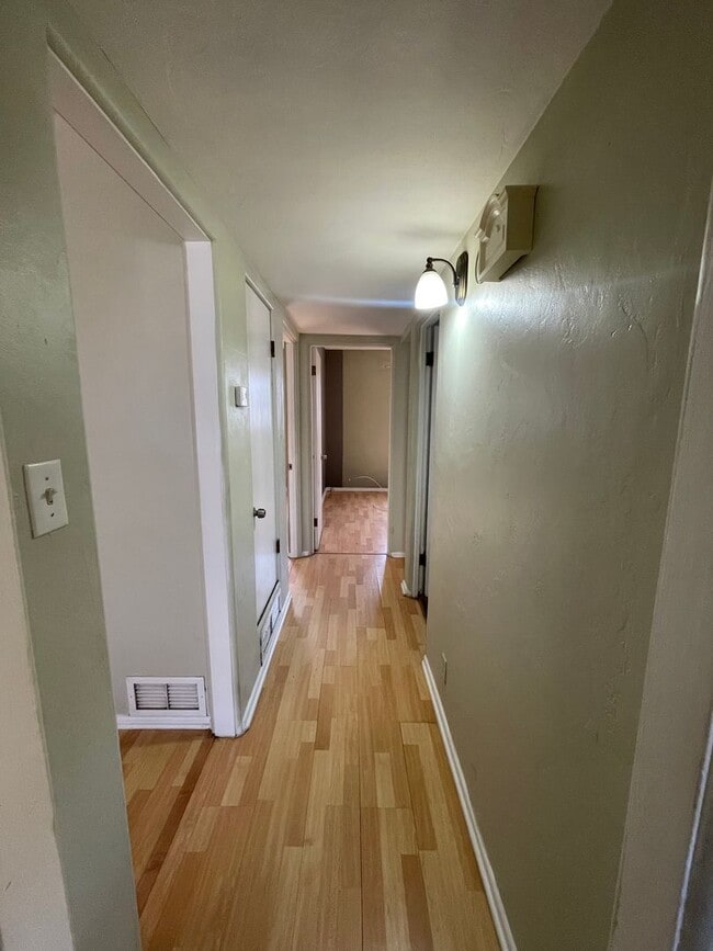 Building Photo - 2 Bedroom 1 Bathroom / Great for UofA Students