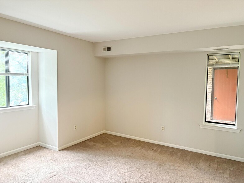 Building Photo - 805 Mountainview Dr