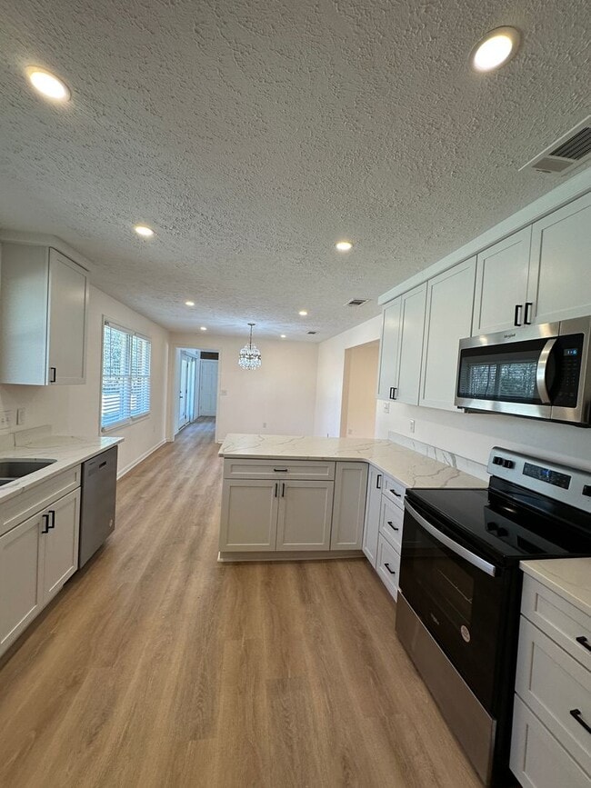 Building Photo - 3 BED | 2 BATH | TWO CAR GARAGE | LARGE FRONT AND BACK YARDS | AVAILABLE NOW