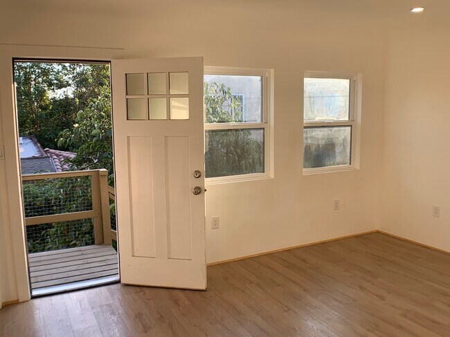 Entry/ dining room - 1312 S Victoria Ave