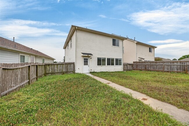Building Photo - 20747 Settlers Lake Cir N