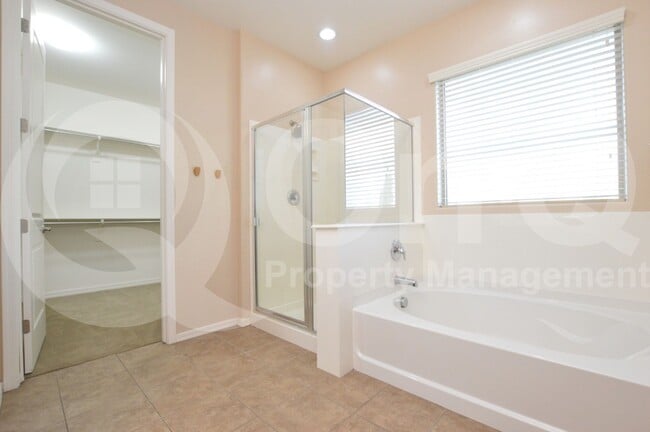 Building Photo - 1522 E Hummingbird Way