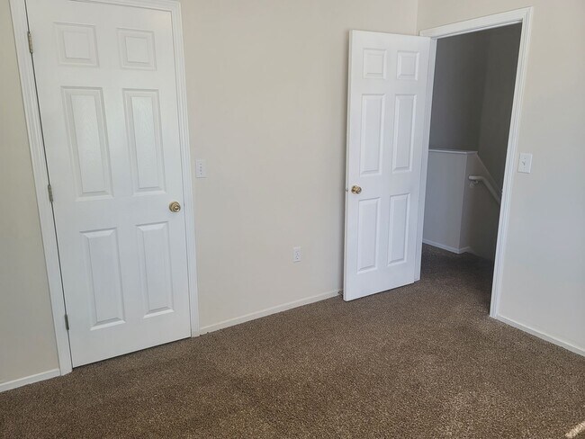 Building Photo - 3 Bedroom Town Home in Magna