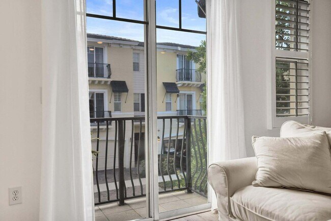 Building Photo - 642 NW 38th Cir