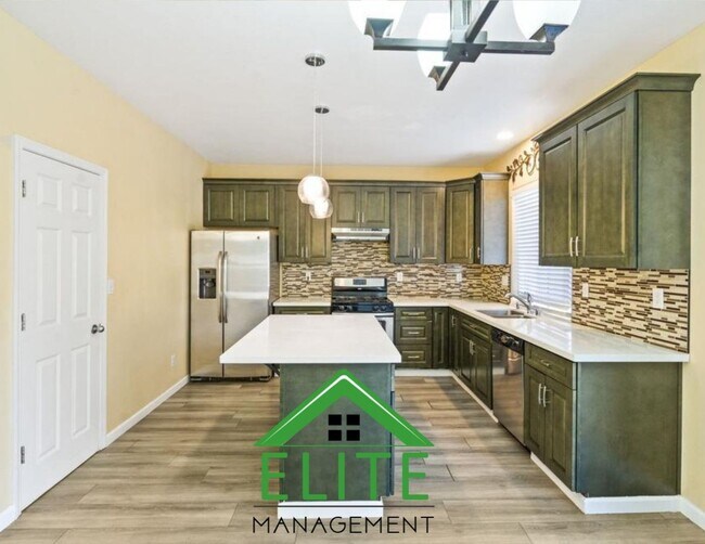 Building Photo - **Spacious 4-Bedroom, 2.5-Bath Home with L...