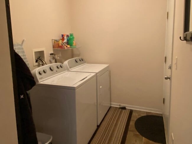 Building Photo - 1587 Millbrook Dr