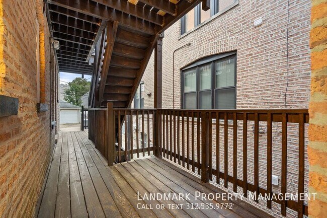 Building Photo - 4144 N Mozart-Unit 1W