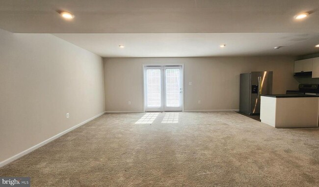 Building Photo - 8703 Davis Ct