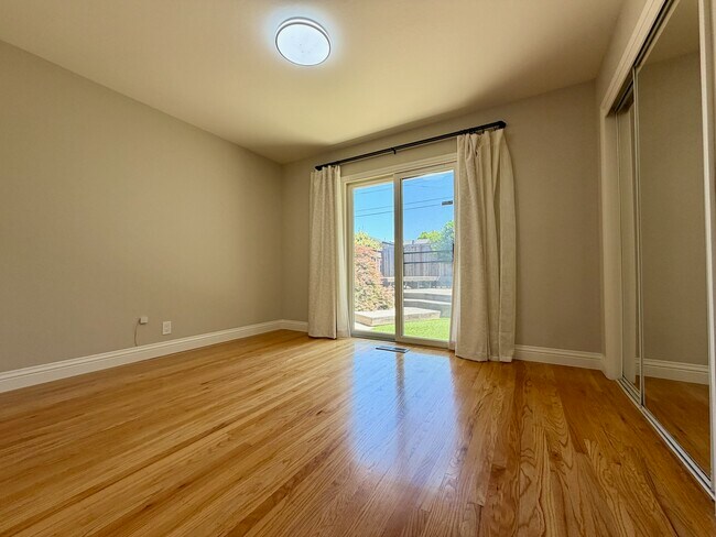 Building Photo - 832 Cathedral Dr