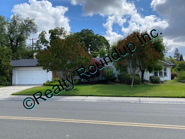Building Photo - Beautiful Lincoln Village Home