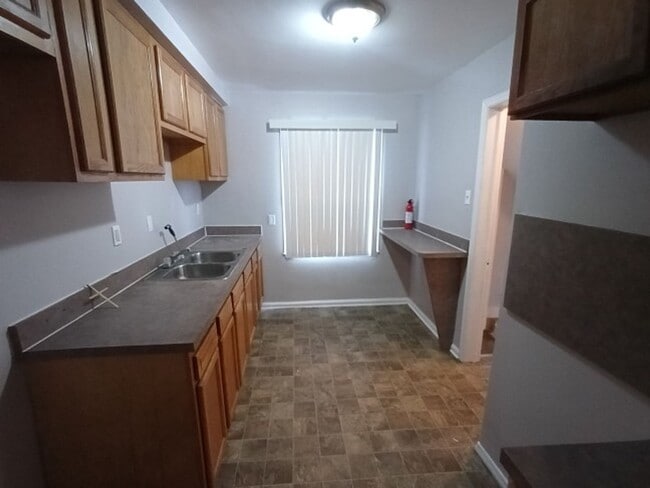 Building Photo - 3 bedroom/1.5 bath now available! $1300/mo!