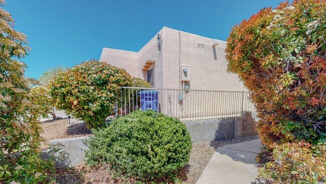 Building Photo - WESTSIDE HOME 3 Bedroom 2 Bath With 2 car garage