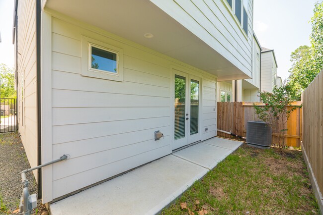 Building Photo - 5715 White Magnolia St.