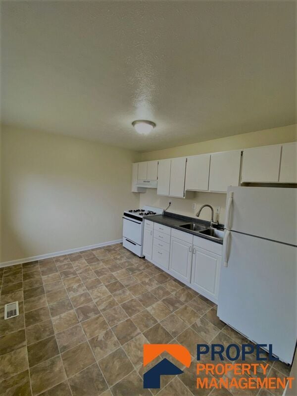 Building Photo - 1201 Red Leaf Ln