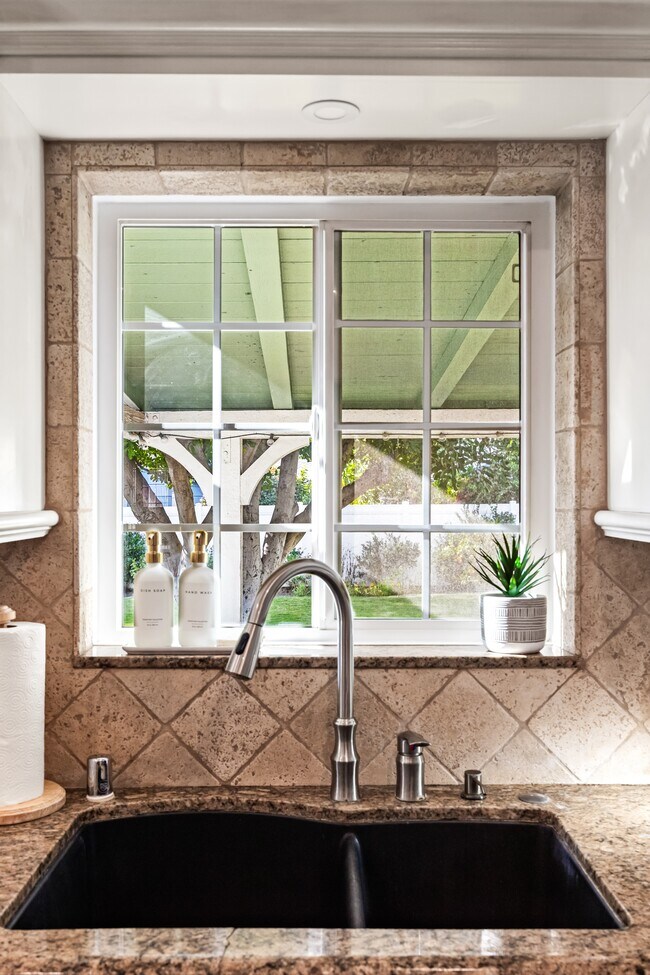 Building Photo - 2510 Santiago St