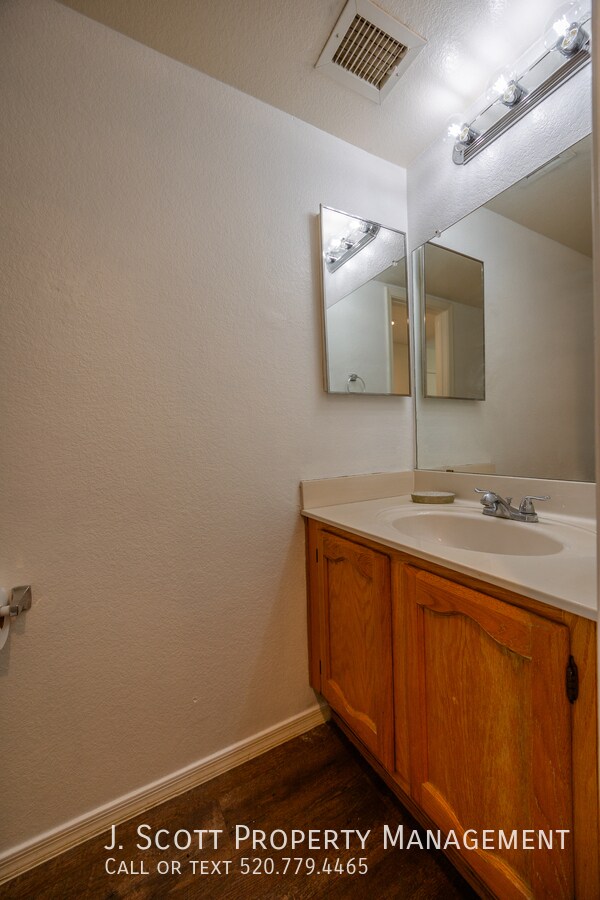 Building Photo - 1421 W Camino Ct