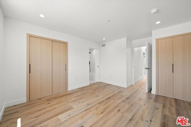 Building Photo - 839 N McCadden Pl
