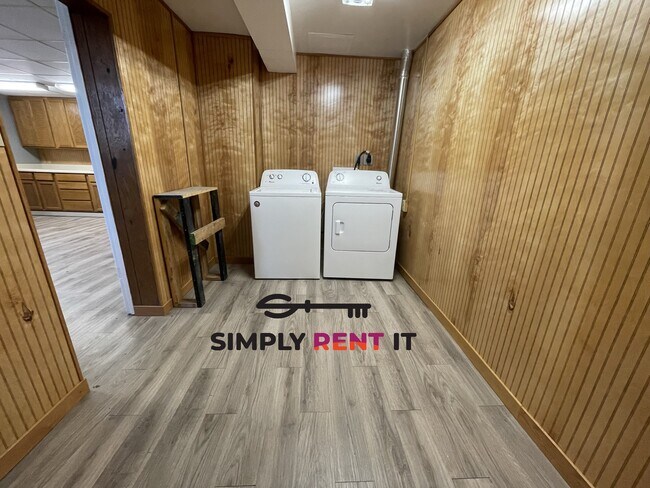 Building Photo - Renovated 2 Bedroom on Campus, Free Parkin...