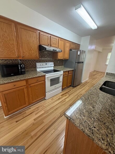 Building Photo - 28 Oak Shadows Ct