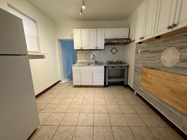 Building Photo - 2602 S Fairhill St