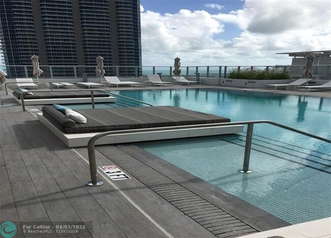 Building Photo - 1010 Brickell Ave