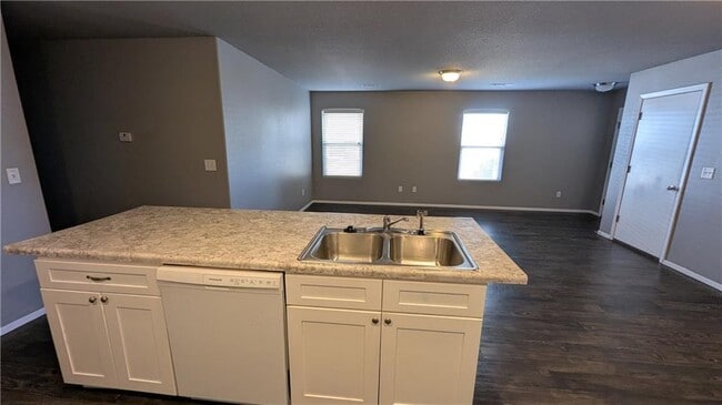 Building Photo - 223 E Anabranch Ct