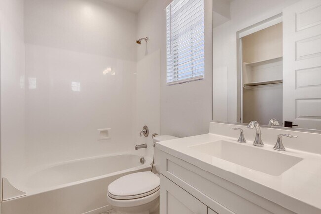 Building Photo - 8723 W Vista Ave