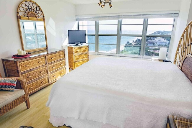 Building Photo - 1021 Hillsboro Mile