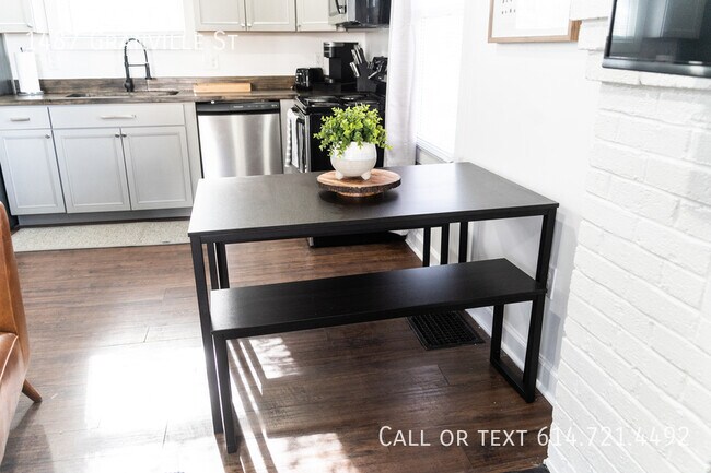 Building Photo - 1487 Granville St