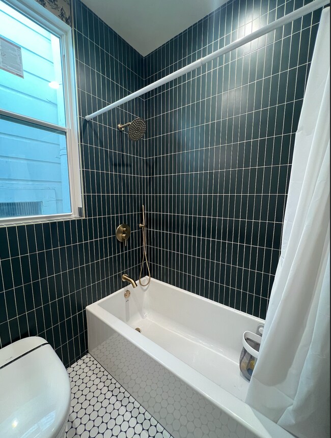 Hallway bathroom with extra large 67" soaking tub - 37 Alma St