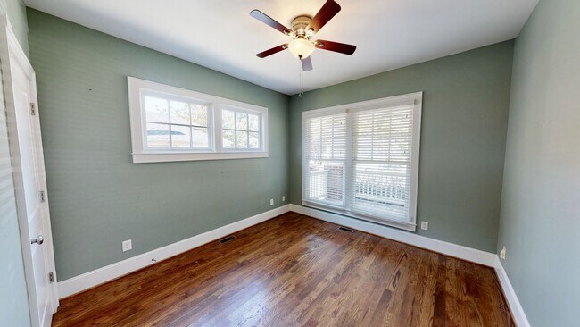 Building Photo - 2213 Roslyn Ave