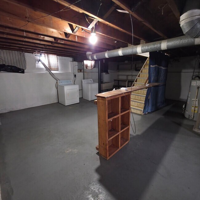 Building Photo - Single Family Home 2 beds 1 bath Available Now!