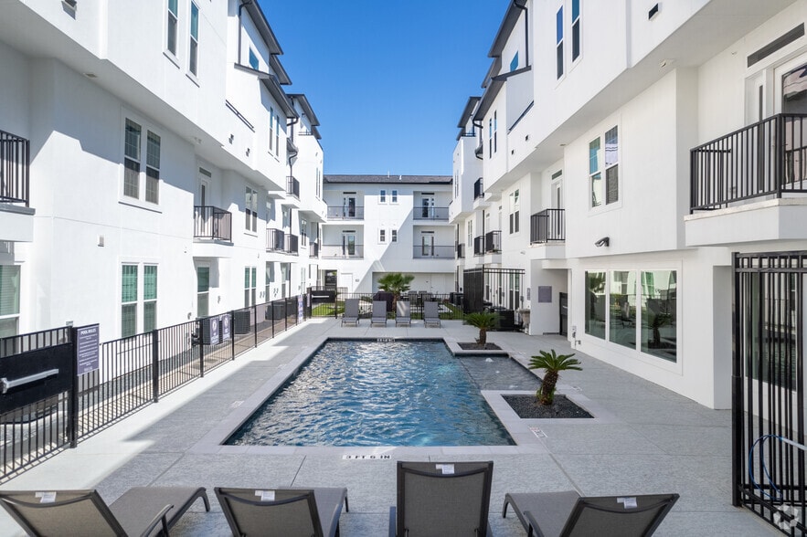 Resort Style Pool - The Briar