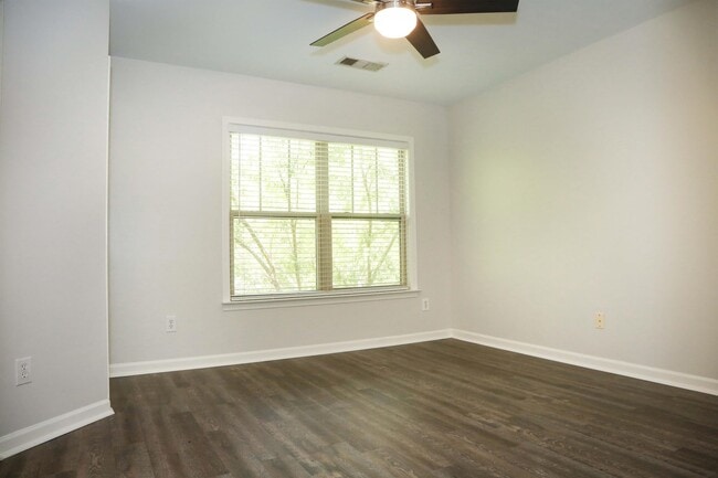 Building Photo - 851 Stratum Way SE