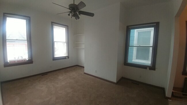 Building Photo - 708 DINWID